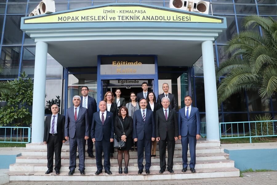 İzmir'de "Meslek Seçimi Ailede Başlar" Projesi Protokolü İmzaladık haber kapak görseli