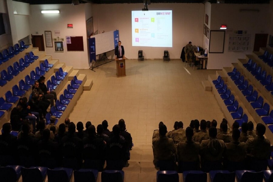 Çanakkale'de Er ve Erbaşlara İş Arama Becerileri Eğitimi Verdik