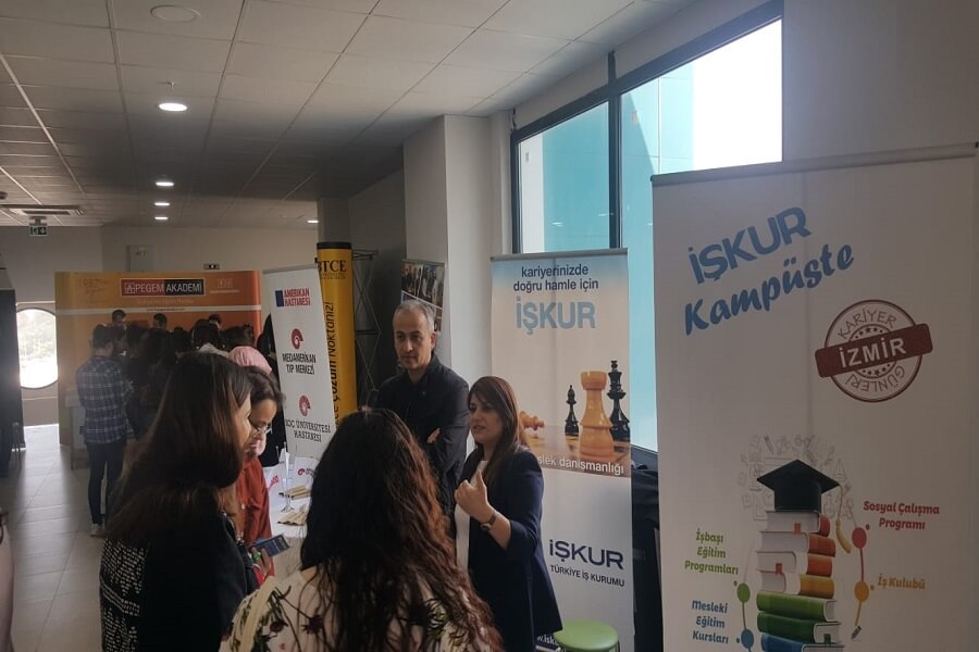 Ege Üniversitesi Hemşirelik Öğrencileri Kariyer Sempozyumuna Katıldık haber kapak görseli