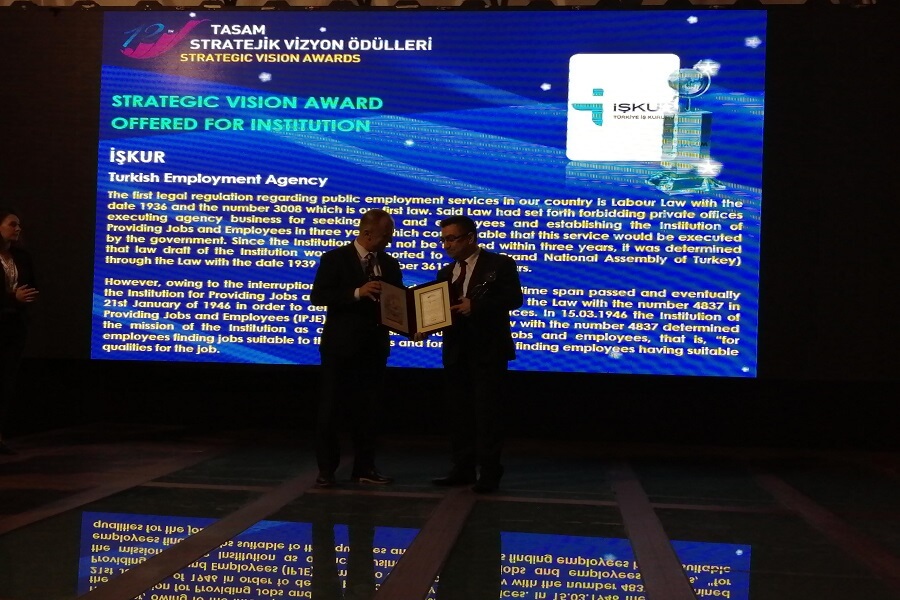 İŞKUR’a Stratejik Vizyon Sahibi Kurum Ödülü Verildi haber kapak görseli