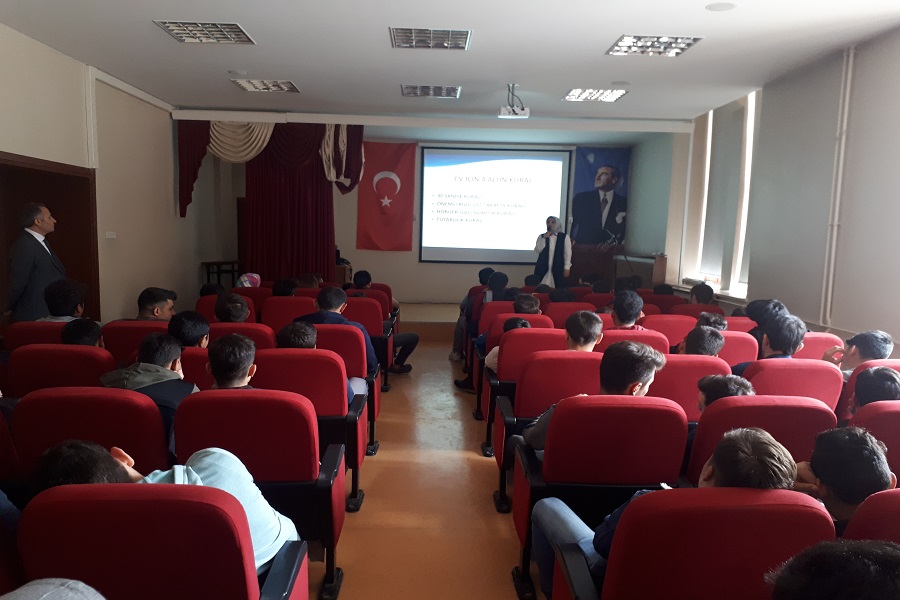 Kastamonu'da ''Meslek Seçiminin Önemi ve İş Arama Becerileri'' Sunumu Gerçekleştirdik haber kapak görseli