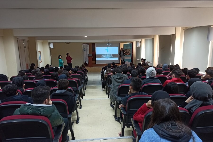 Sancaktepe'de “Meslek Seçiminin Önemi ve İş Arama Becerileri” Semineri Verdik haber kapak görseli