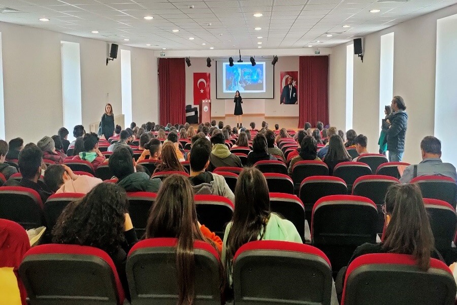 İstanbul'da Lise Öğrencilerine “Geleceğin Meslekleri” Semineri Düzenledik haber kapak görseli