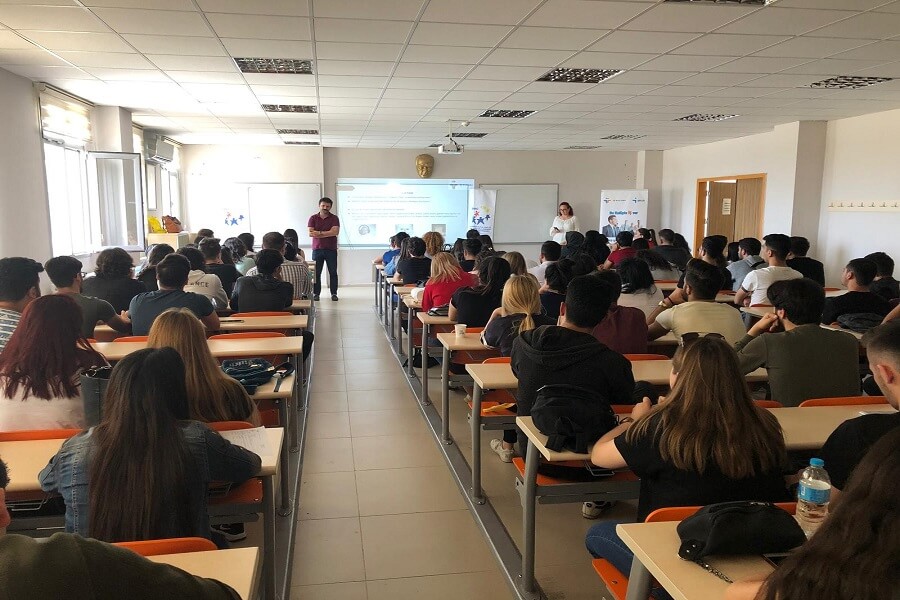 İzmir İş Kulübümüz Dokuz Eylül Üniversitesi Selçuk MYO Kariyer Günlerinde haber kapak görseli